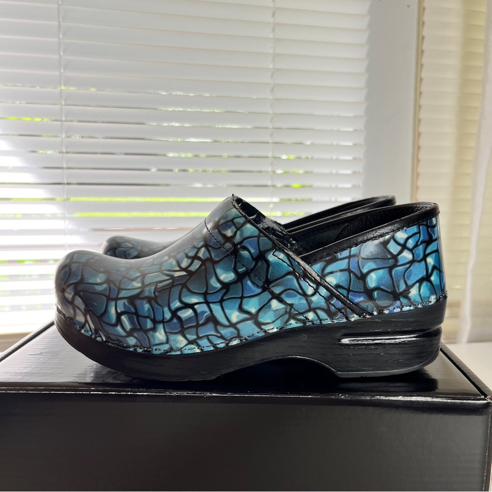 Dansko clogs Size 38 Blue comfort shoes Patented Leather Size 7.5 - 8 (#b15)